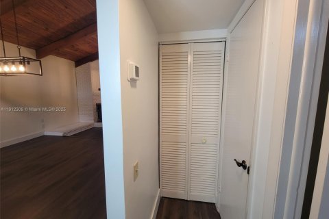 Townhouse in Miami, Florida 2 bedrooms, 100.33 sq.m. № 1968279 - photo 24