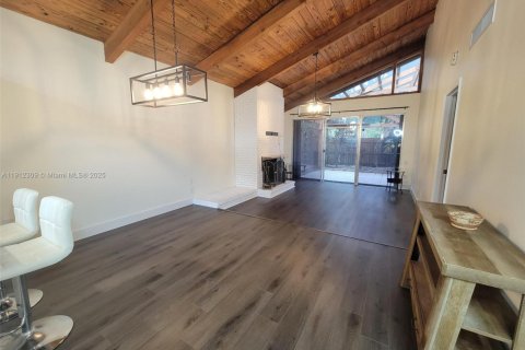 Townhouse in Miami, Florida 2 bedrooms, 100.33 sq.m. № 1968279 - photo 25