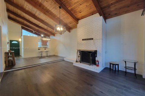 Townhouse in Miami, Florida 2 bedrooms, 100.33 sq.m. № 1968279 - photo 1