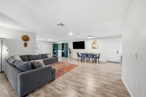 House in Hudson, Florida 4 bedrooms, 220.18 sq.m. № 2431080 - photo 2