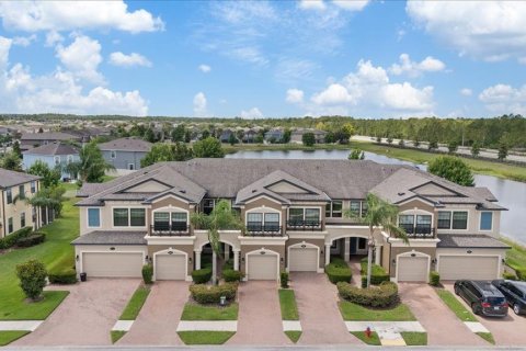 Townhouse in Lutz, Florida 3 bedrooms, 172.15 sq.m. № 2215805 - photo 2