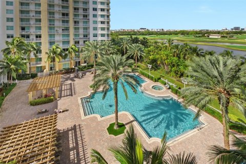 Condominio en Hallandale Beach, Florida, 1 dormitorio  № 1984225