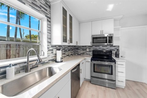 Купить виллу или дом в Окленд-Парк, Флорида 2 спальни, 105.91м2, № 2005526 - фото 15