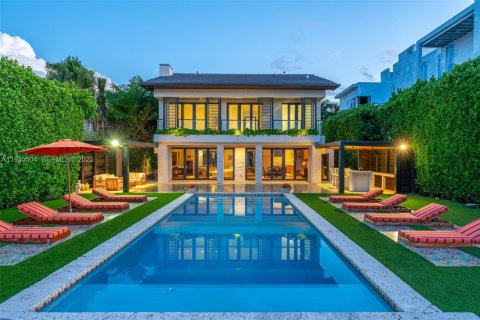 Casa en alquiler en Miami, Florida, 5 dormitorios, 525.73 m2 № 1993609 - foto 4