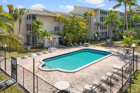 Condo in Cutler Bay, Florida, 2 bedrooms  № 1980190 - photo 13