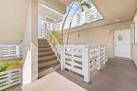 Condo in Cutler Bay, Florida, 2 bedrooms  № 1980190 - photo 1