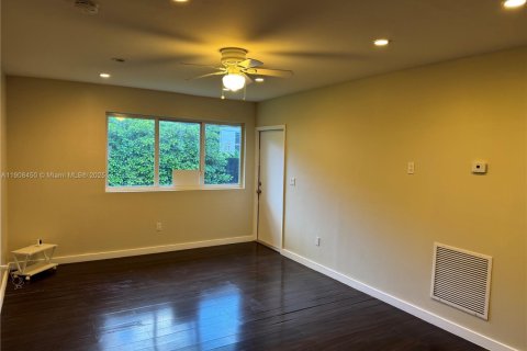Casa en alquiler en Miami Beach, Florida, 3 dormitorios, 182.27 m2 № 2012720 - foto 10