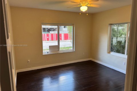 Casa en alquiler en Miami Beach, Florida, 3 dormitorios, 182.27 m2 № 2012720 - foto 4