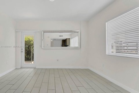 Снять в аренду квартиру в Майами-Бич, Флорида 1 спальня, 41.62м2, № 2005385 - фото 3