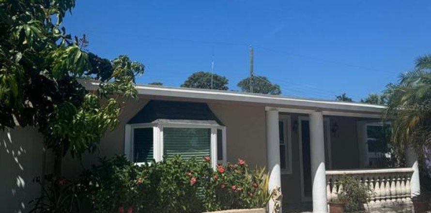 House in Tampa, Florida 6 bedrooms, 149.76 sq.m. № 1791245