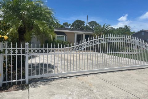 House in Tampa, Florida 6 bedrooms, 149.76 sq.m. № 1791245 - photo 20
