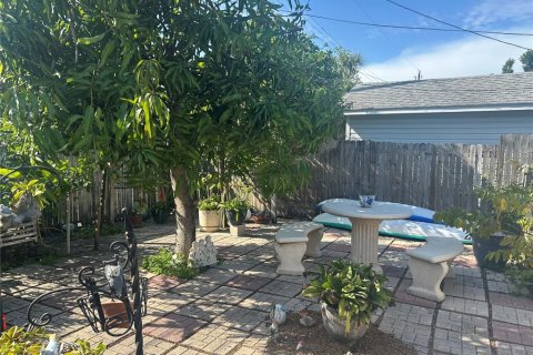 House in Tampa, Florida 6 bedrooms, 149.76 sq.m. № 1791245 - photo 24
