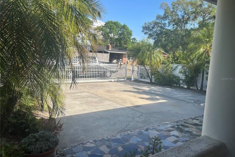House in Tampa, Florida 6 bedrooms, 149.76 sq.m. № 1791245 - photo 2