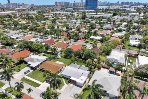 Casa en venta en Hallandale Beach, Florida, 5 dormitorios, 177.63 m2 № 2240418 - foto 10