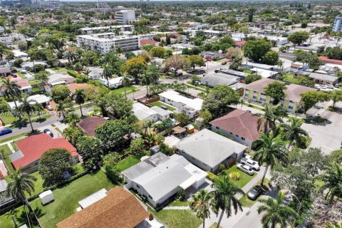 Casa en venta en Hallandale Beach, Florida, 5 dormitorios, 177.63 m2 № 2240418 - foto 8