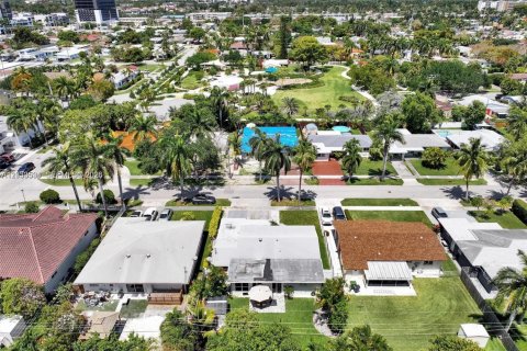 Casa en venta en Hallandale Beach, Florida, 5 dormitorios, 177.63 m2 № 2240418 - foto 16
