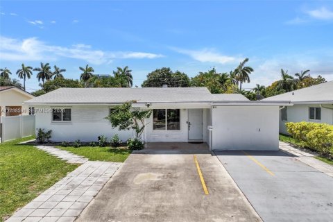 Casa en venta en Hallandale Beach, Florida, 5 dormitorios, 177.63 m2 № 2240418 - foto 3