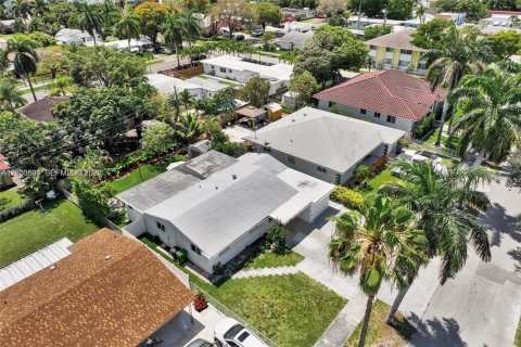 Casa en venta en Hallandale Beach, Florida, 5 dormitorios, 177.63 m2 № 2240418 - foto 7