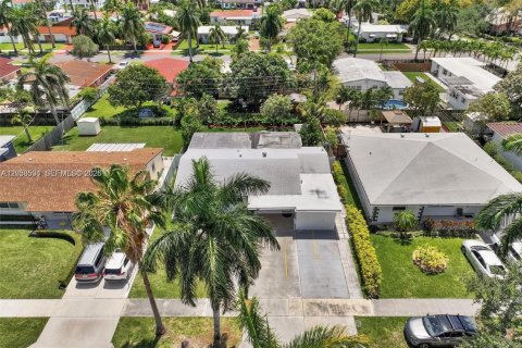 Casa en venta en Hallandale Beach, Florida, 5 dormitorios, 177.63 m2 № 2240418 - foto 6