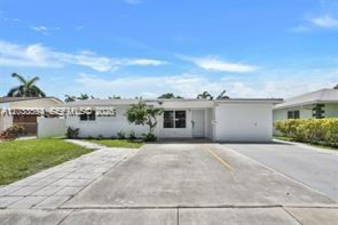 Casa en Hallandale Beach, Florida 5 dormitorios, 177.63 m2 № 2240418