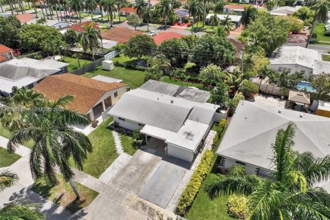 Casa en venta en Hallandale Beach, Florida, 5 dormitorios, 177.63 m2 № 2240418 - foto 5