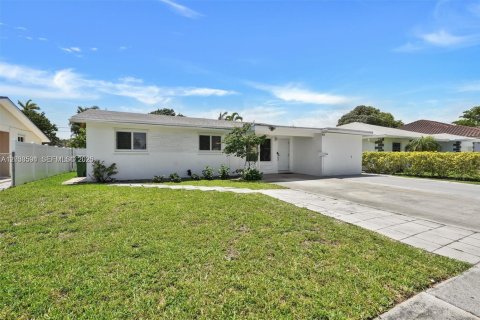 Casa en venta en Hallandale Beach, Florida, 5 dormitorios, 177.63 m2 № 2240418 - foto 18