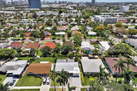 Casa en venta en Hallandale Beach, Florida, 5 dormitorios, 177.63 m2 № 2240418 - foto 9