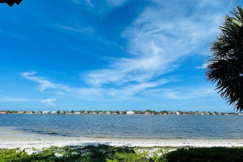 Condo in Hypoluxo, Florida, 3 bedrooms  № 2169878 - photo 11