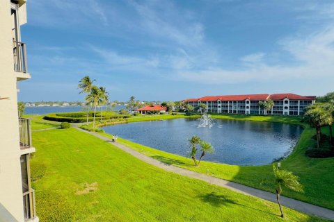 Condo in Hypoluxo, Florida, 3 bedrooms  № 2169878 - photo 15