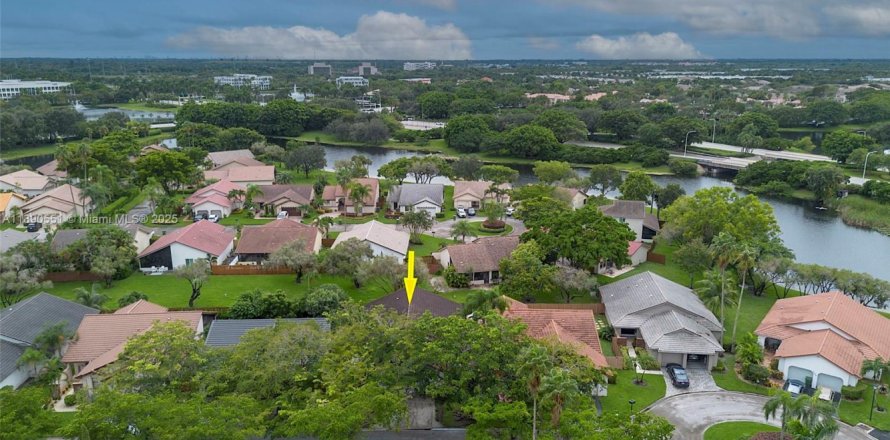 House in Weston, Florida 3 bedrooms, 147.9 sq.m. № 1943366