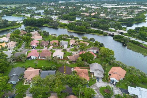 House in Weston, Florida 3 bedrooms, 147.9 sq.m. № 1943366 - photo 2