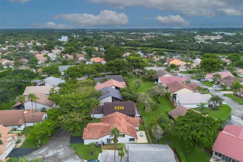 House in Weston, Florida 3 bedrooms, 147.9 sq.m. № 1943366 - photo 4