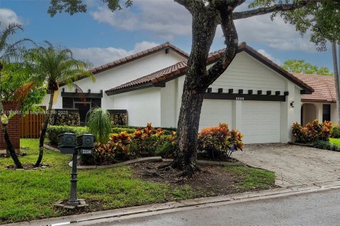 House in Weston, Florida 3 bedrooms, 147.9 sq.m. № 1943366 - photo 11