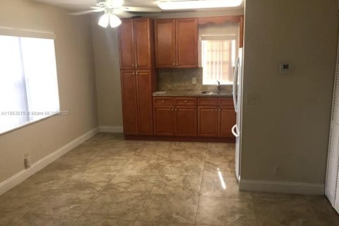 Commercial property in Fort Lauderdale, Florida 203.18 sq.m. № 1979471 - photo 7