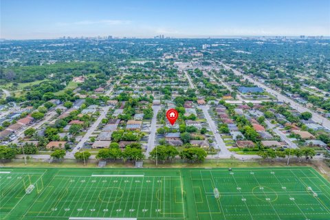 Commercial property in Fort Lauderdale, Florida 203.18 sq.m. № 1979471 - photo 12