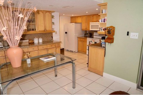 House in Oakland Park, Florida 3 bedrooms, 288.74 sq.m. № 1981220 - photo 23