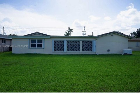 House in Oakland Park, Florida 3 bedrooms, 288.74 sq.m. № 1981220 - photo 3