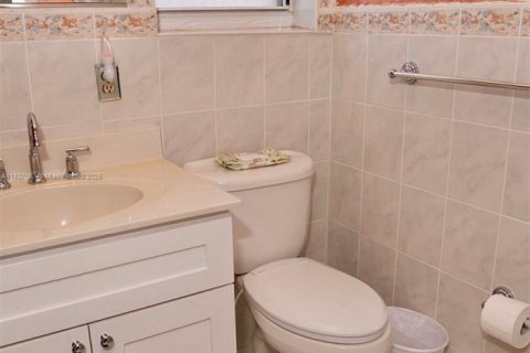 House in Oakland Park, Florida 3 bedrooms, 288.74 sq.m. № 1981220 - photo 21