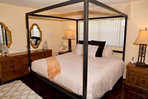 House in Oakland Park, Florida 3 bedrooms, 288.74 sq.m. № 1981220 - photo 11