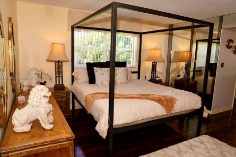 House in Oakland Park, Florida 3 bedrooms, 288.74 sq.m. № 1981220 - photo 13