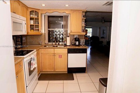 House in Oakland Park, Florida 3 bedrooms, 288.74 sq.m. № 1981220 - photo 25