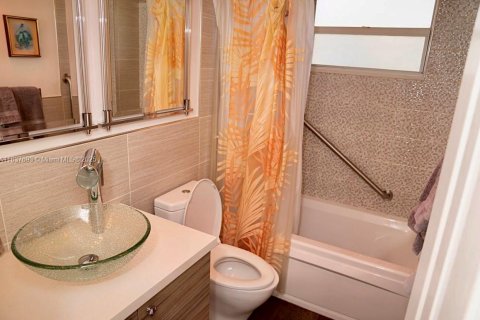 House in Oakland Park, Florida 3 bedrooms, 288.74 sq.m. № 1981220 - photo 16