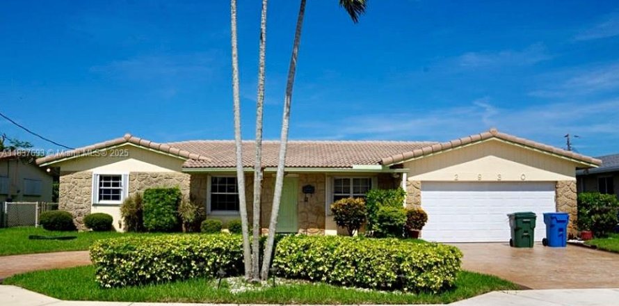 House in Oakland Park, Florida 3 bedrooms, 288.74 sq.m. № 1981220