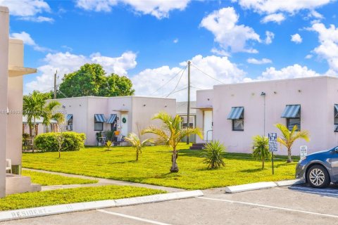 Propiedad comercial en venta en Hollywood, Florida, 805.74 m2 № 1862890 - foto 2
