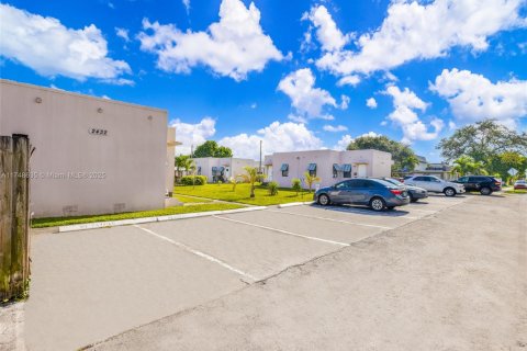 Propiedad comercial en venta en Hollywood, Florida, 805.74 m2 № 1862890 - foto 10