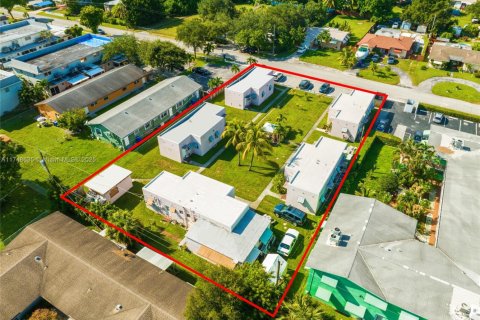 Propiedad comercial en venta en Hollywood, Florida, 805.74 m2 № 1862890 - foto 18