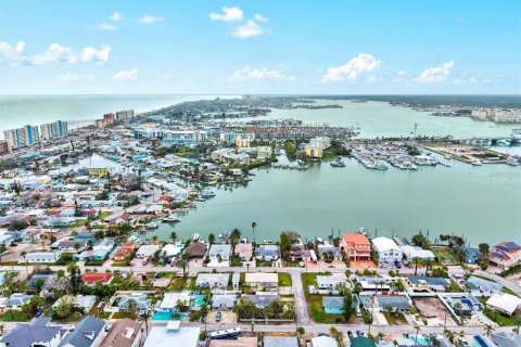 Duplex in Madeira Beach, Florida 3 bedrooms, 130.43 sq.m. № 1733550 - photo 5