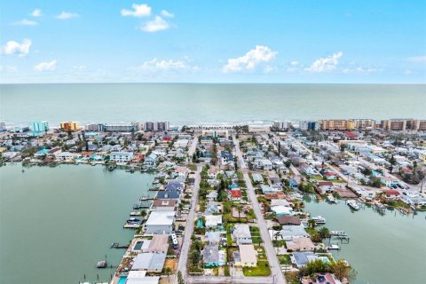 Duplex in Madeira Beach, Florida 3 bedrooms, 130.43 sq.m. № 1733550 - photo 19