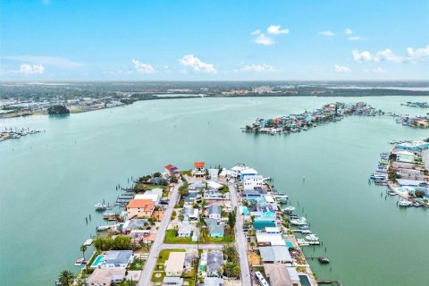 Duplex in Madeira Beach, Florida 3 bedrooms, 130.43 sq.m. № 1733550 - photo 21