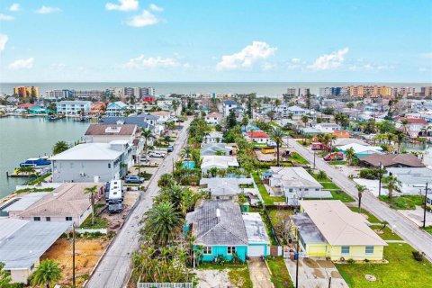 Duplex in Madeira Beach, Florida 3 bedrooms, 130.43 sq.m. № 1733550 - photo 16